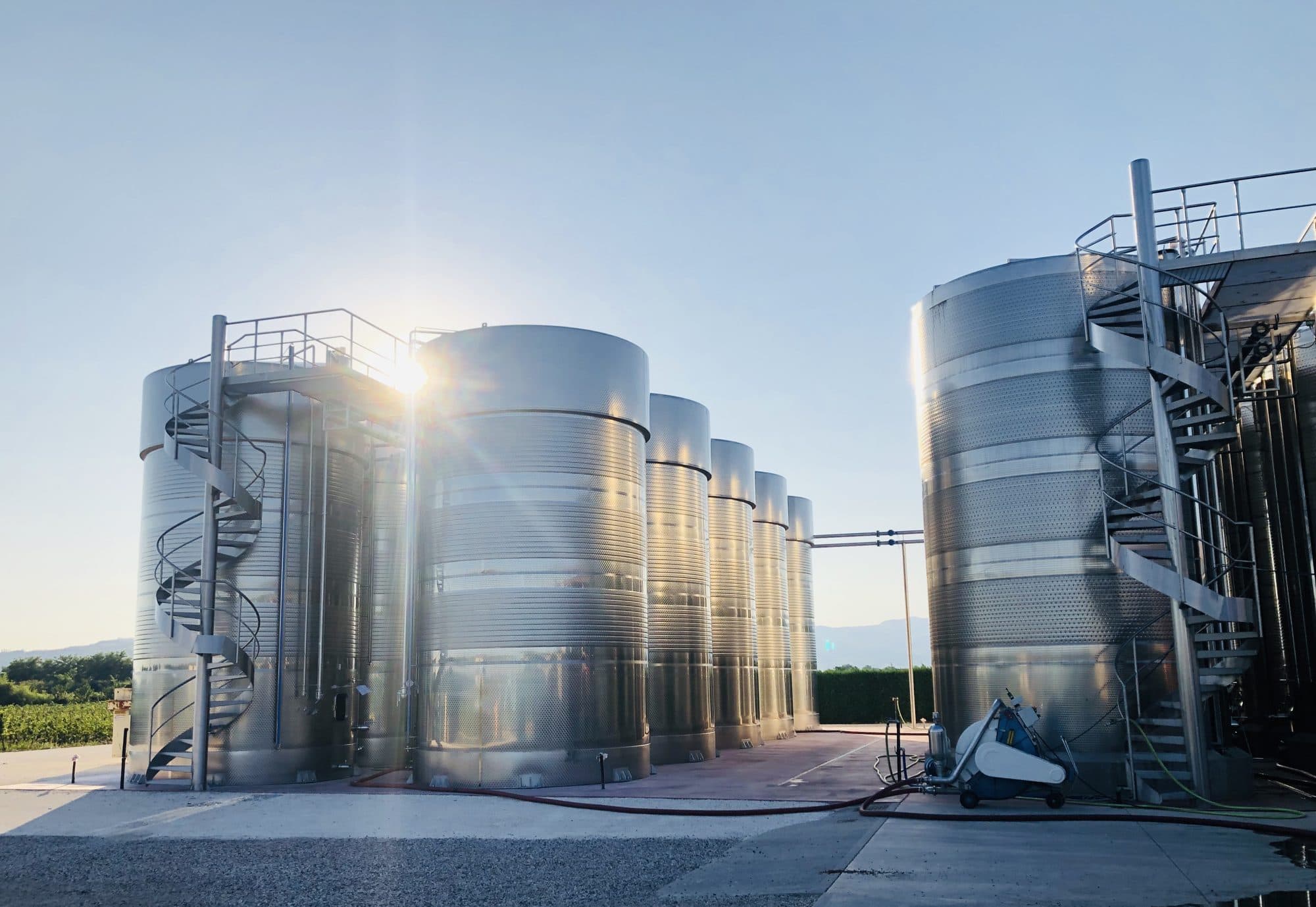 Le vasche d'acciaio della cantina al tramonto